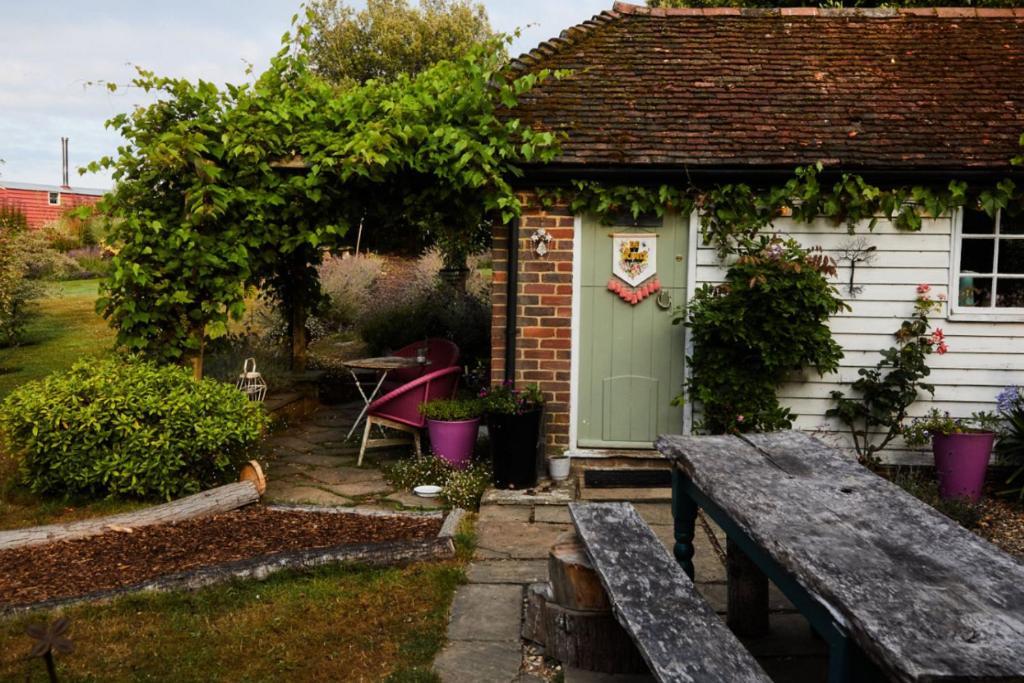 Samsara Villa Tonbridge Exterior photo